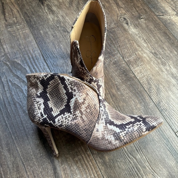 NEW Jessica Simpson Layra Snakeskin Ankle Boot Pointed Toe Women's Size 8 - Picture 1 of 16